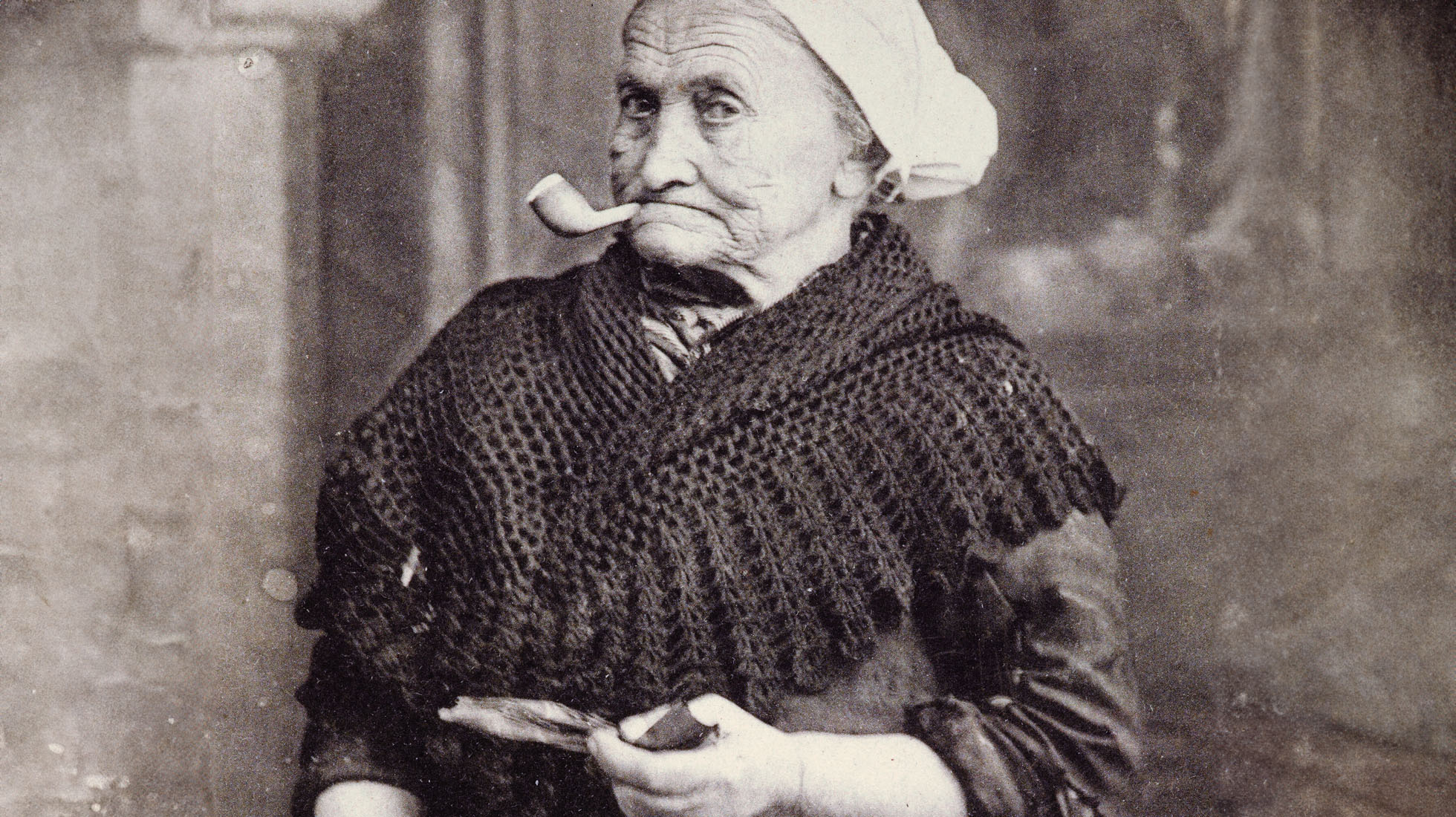 Femme qui fume la pipe à Morlaix