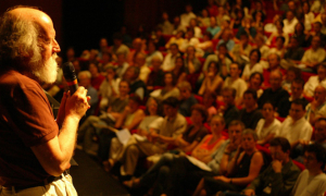 Hubert Reeves dans la salle de conférence