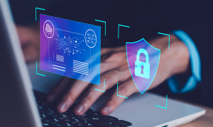 main tapant sur le clavier d'un ordinateur portable. par dessus sont affichées des pop bleu avec un cadenas