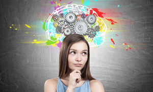 femme pensive devant un illustration de cerveau