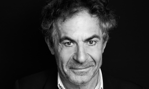 Photo portait en noir et blanc d'Etienne Klein