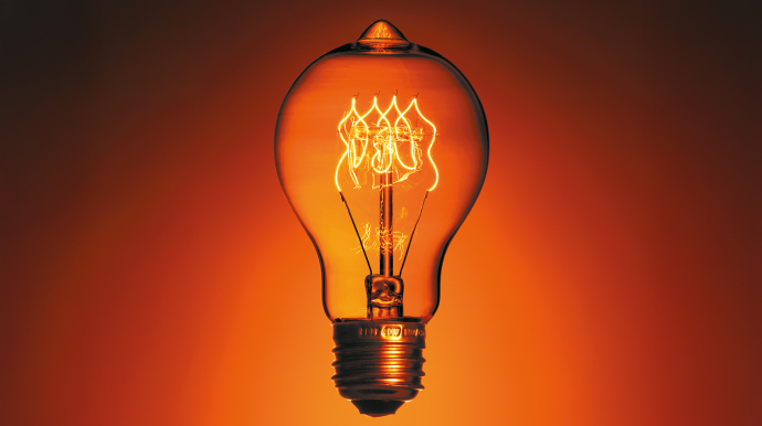 ampoule électrique sur fond orange 