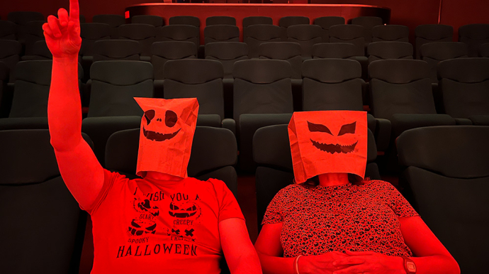 animateurs déguisés pour halloween, assis dans le planetarium