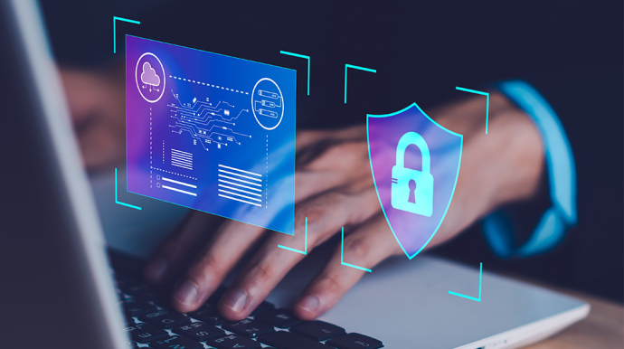 main tapant sur le clavier d'un ordinateur portable. par dessus sont affichées des pop bleu avec un cadenas