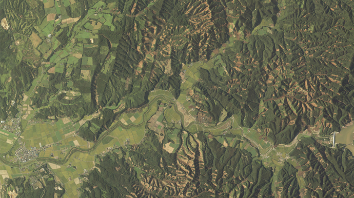 photographie d'une montage après un séisme, vue du ciel