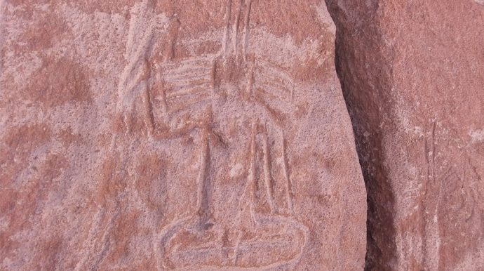 photo d'une ancienne gravure sur un mur