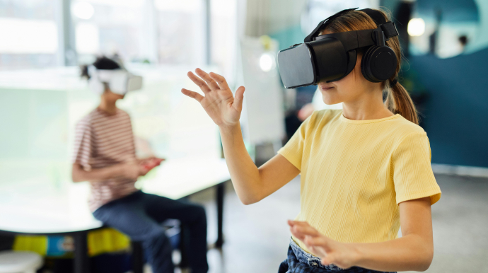 photo d'un adolescent avec un casque de réalité virtuelle