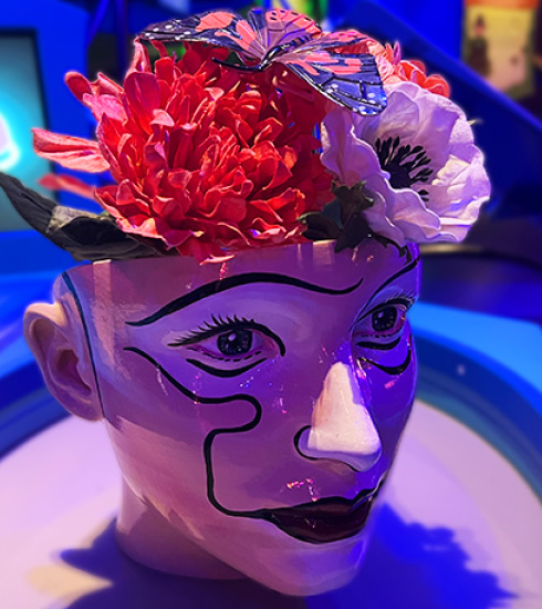 crâne avec fleur à la place du cerveau