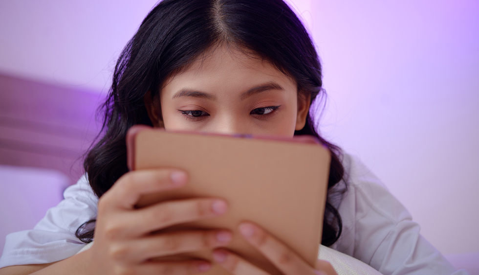 Jeune fille qui regarde un écran